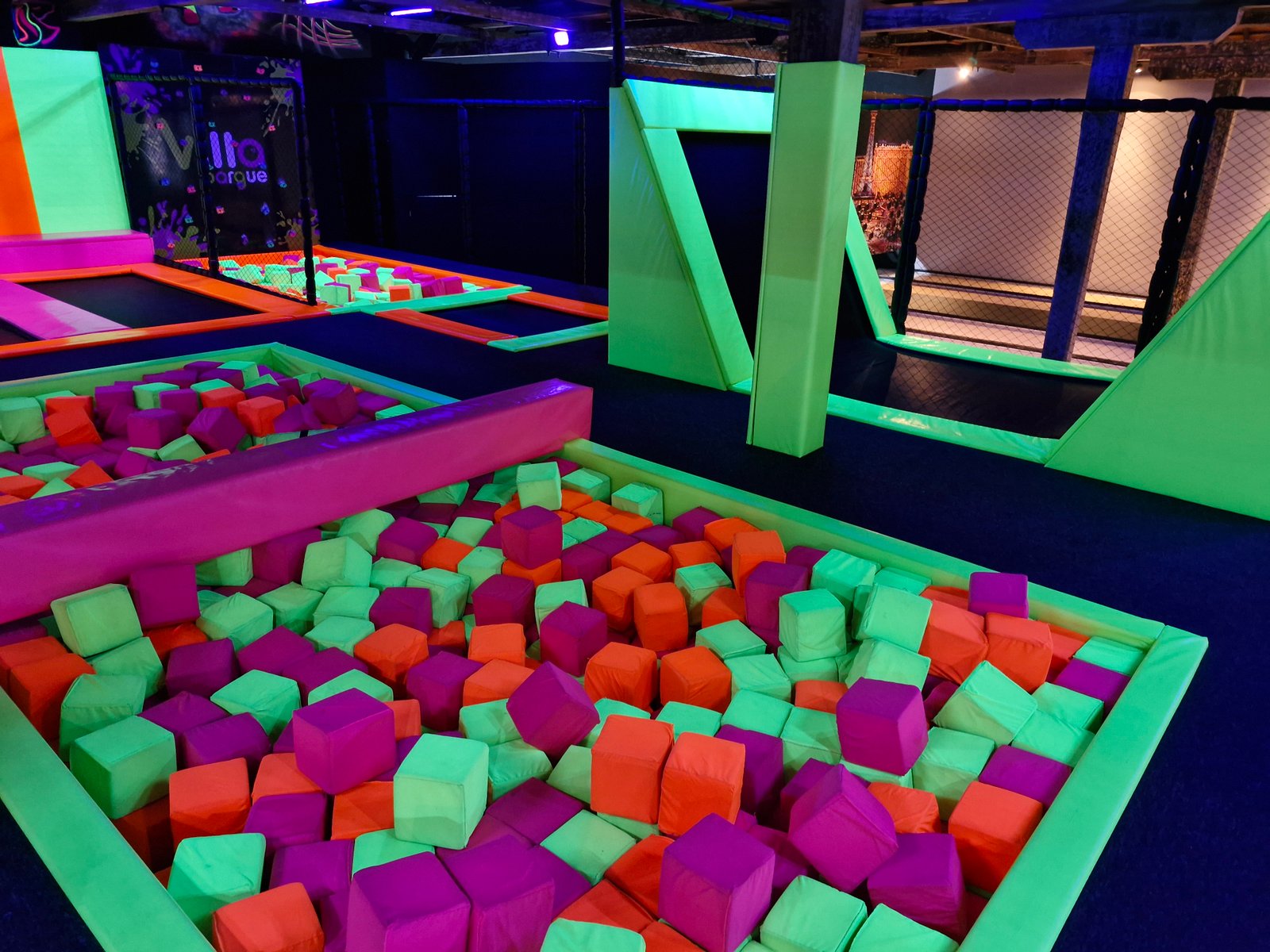 Trampolim Neon - Área Kids